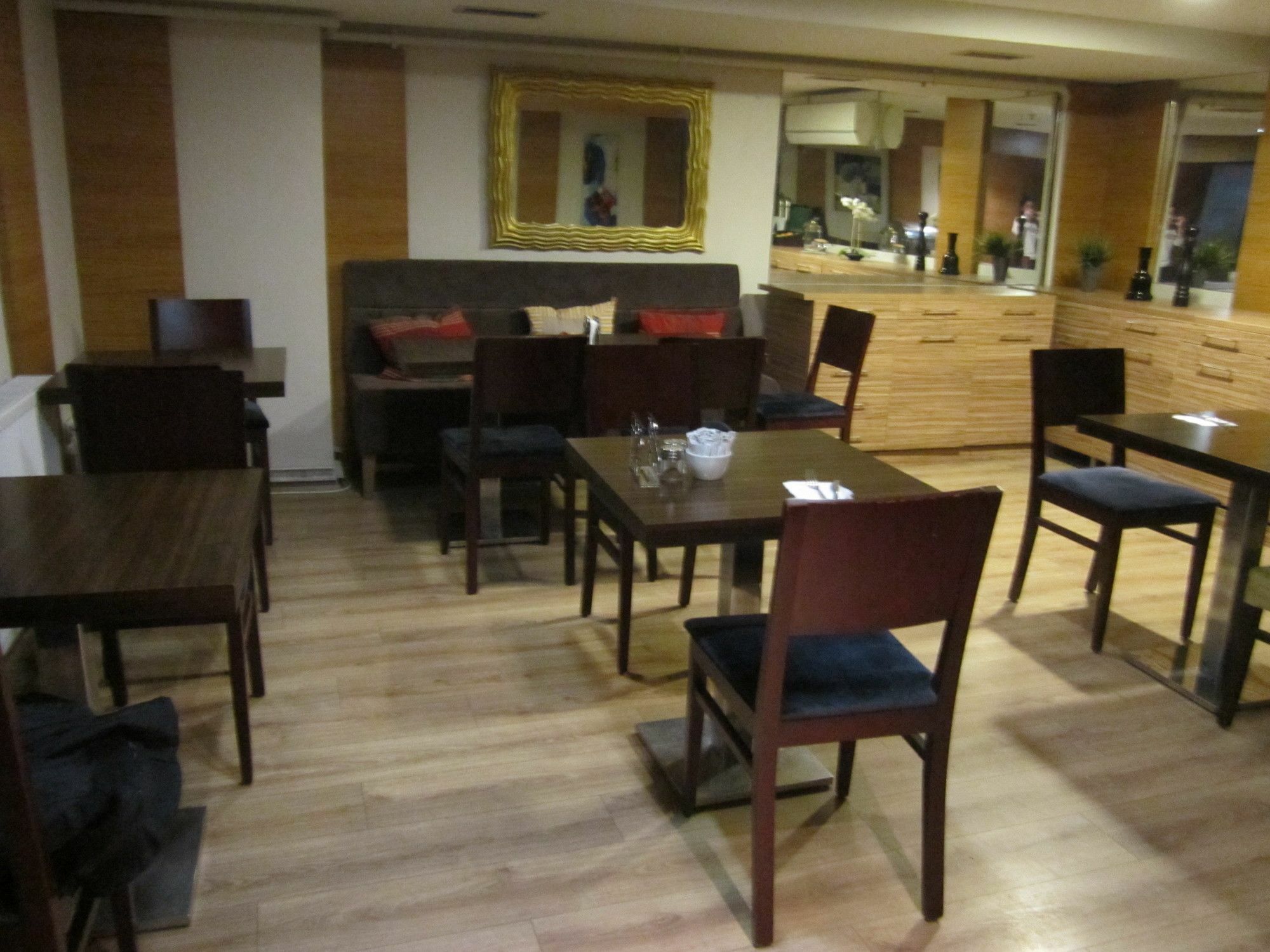 Derpa Hotel Istanboel Buitenkant foto